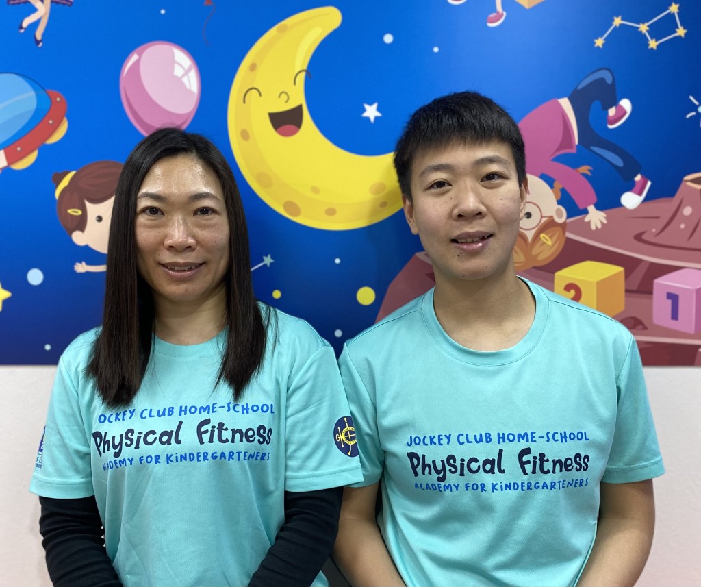 葉佩芬(左)及朱嘉文(右)指出,世界衞生組織建議三至五歲小朋友每天有一百八十分鐘的體能時間,故鼓勵家長陪同孩子多運動。 葉佩芬(左)及朱嘉文(右)指出,世界衞生組織建議三至五歲小朋友每天有一百八十分鐘的體能時間,故鼓勵家長陪同孩子多運動。