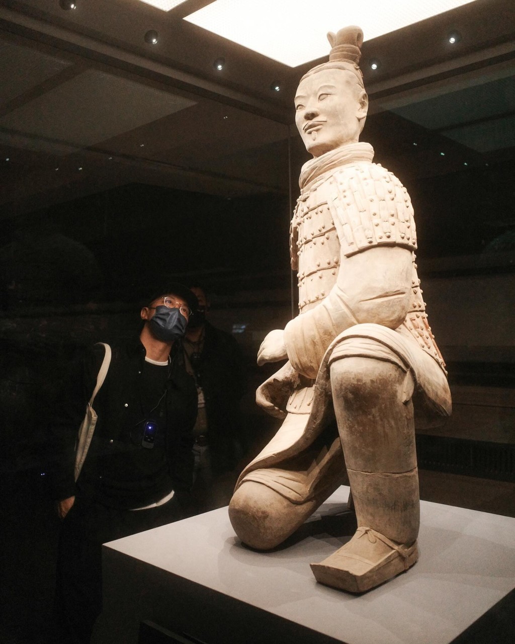 陈奕迅还在西安参观兵马俑。