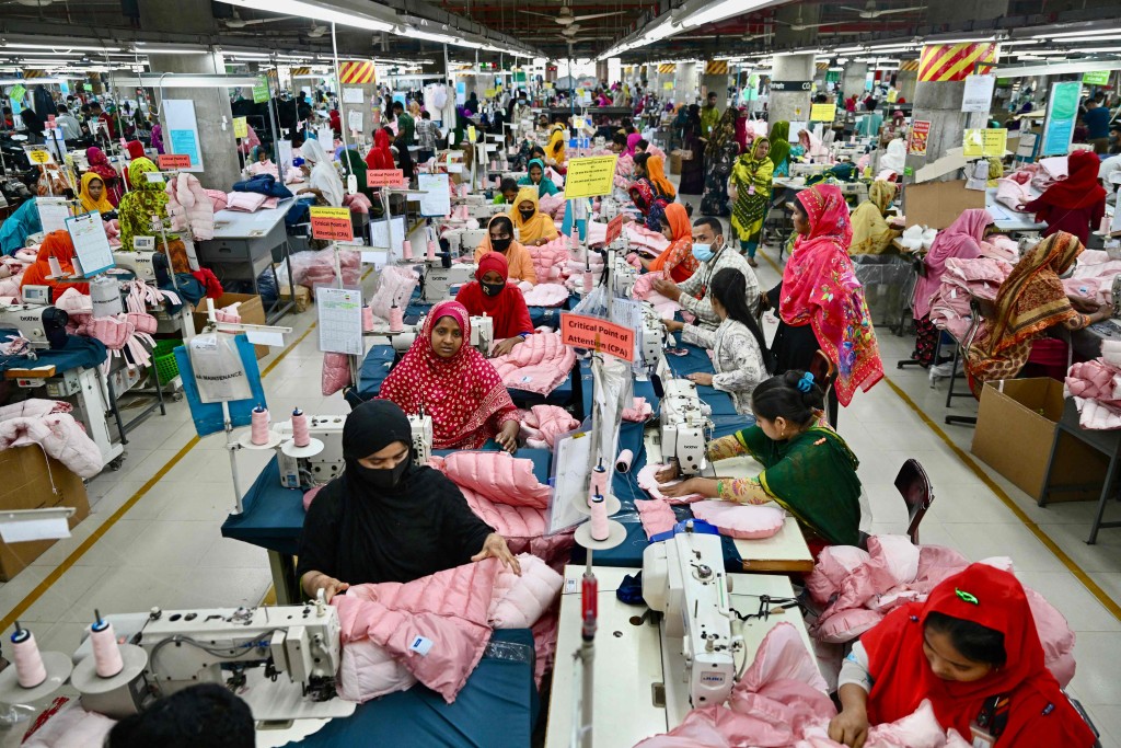 美國政府嚴打洗產地產品,圖為孟加拉成衣廠房。法新社 美國政府嚴打洗產地產品,圖為孟加拉成衣廠房。法新社