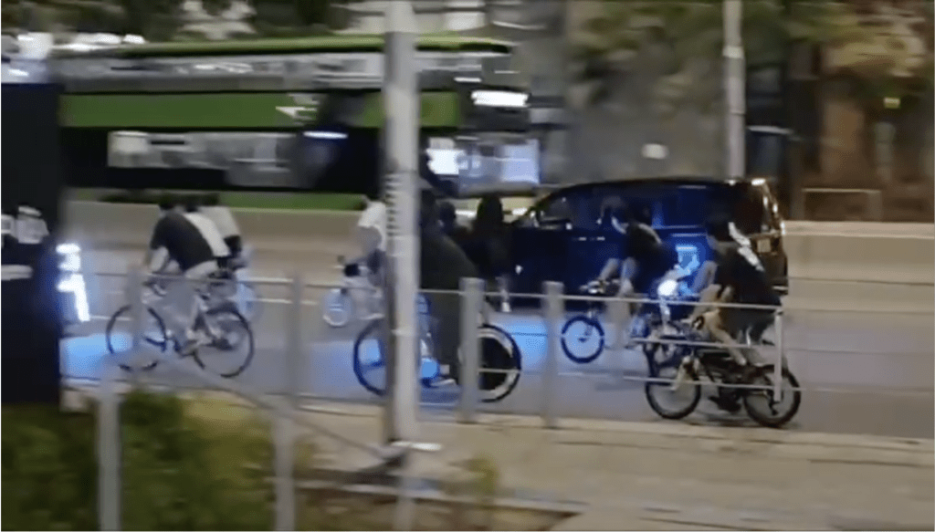 私家車收掣不及將其中一名單車手撞倒。網上片段截圖 私家車收掣不及將其中一名單車手撞倒。網上片段截圖