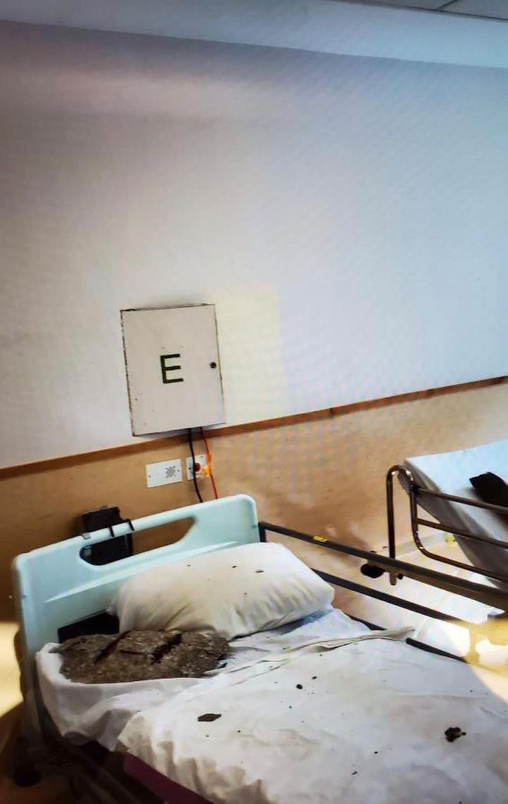 青山醫院石屎壓正病牀，幸好當時並無病人在牀上。Instagram專頁hanosecretshk