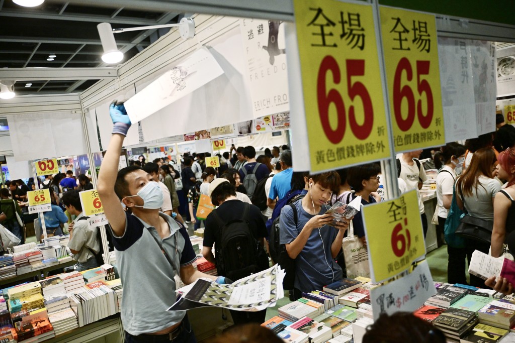 書展結束前夕書商減價清貨。陳極彰攝