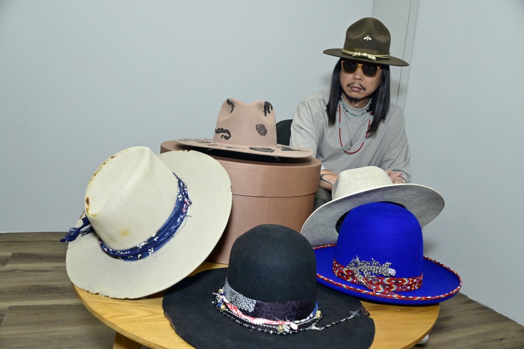 人称「Carl叔叔」的著名音乐人王双骏，近年以「招牌」戴帽造型示人。