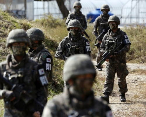 南韓軍隊武器庫一名槍枝管理人員頭部中槍倒地。AP資料圖片