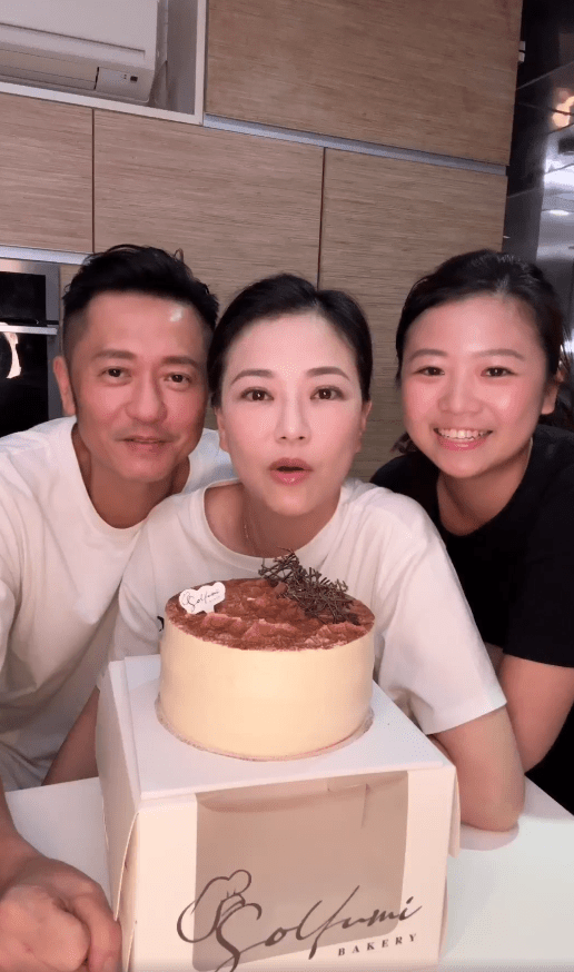 蘇志威幫女兒試食蛋糕，一口氣鯨吞半個。