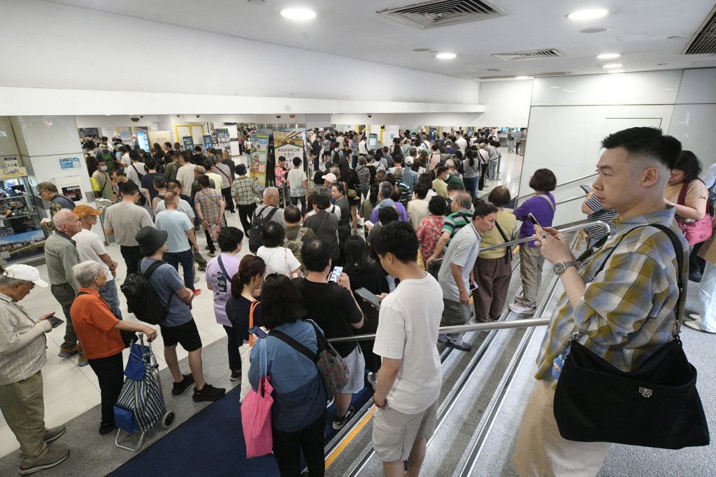 大批市民趁購買六合彩。