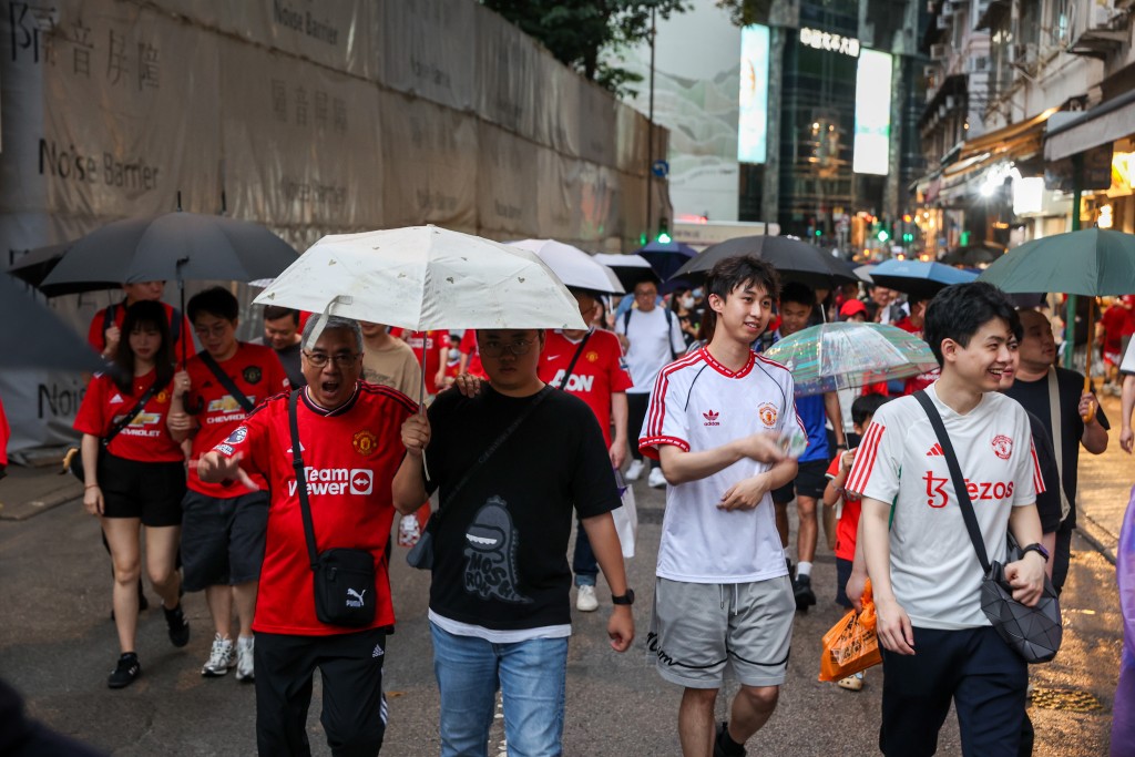 球迷冒雨入場。何家豪攝 球迷冒雨入場。何家豪攝