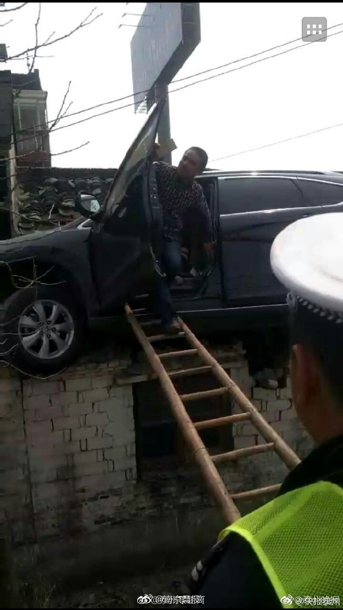 警方更只需用扶梯就能让司机安全打开门爬出。