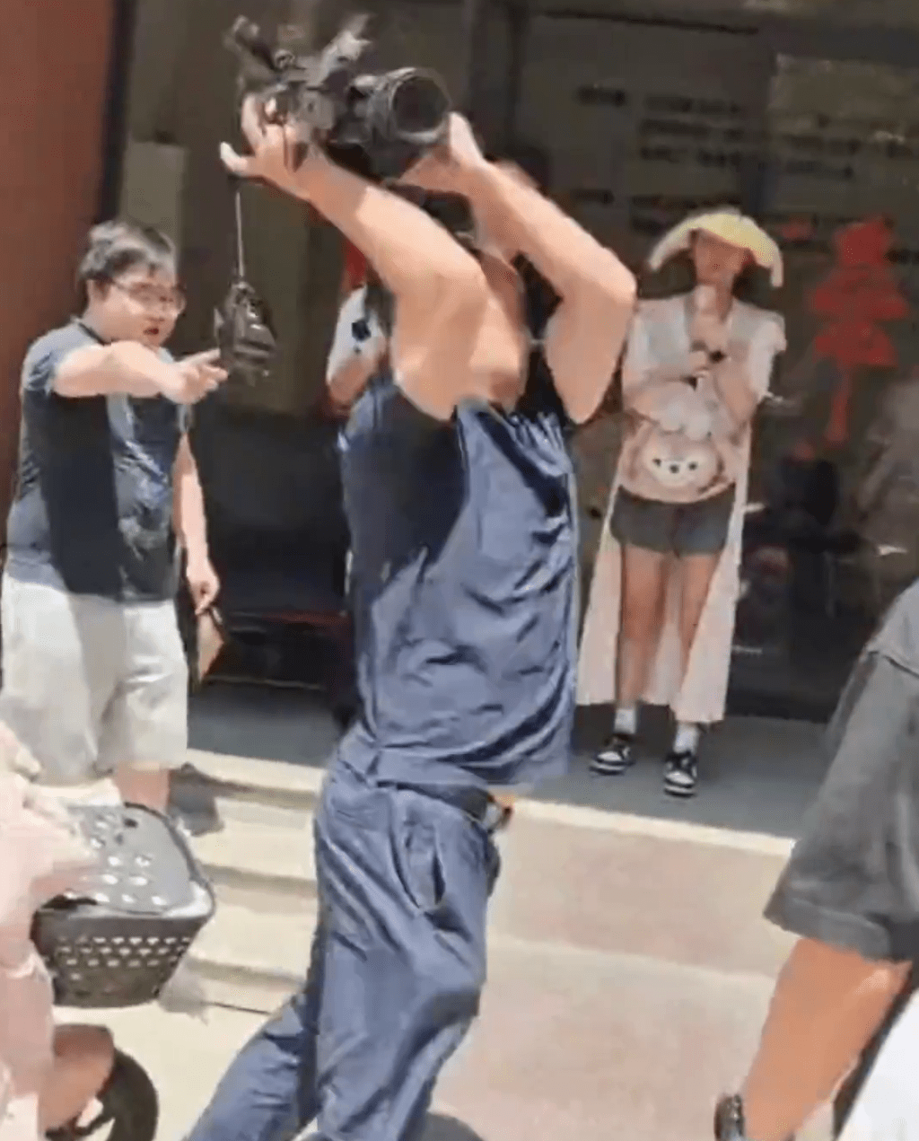 公司負責人搶奪記者的攝影設備,高舉摔在地上。 中國新聞網 公司負責人搶奪記者的攝影設備,高舉摔在地上。 中國新聞網