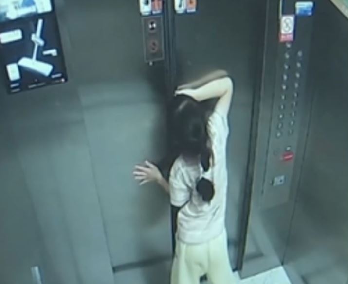 兩女童被困時不斷嘗試自救，保安卻當她們惡作劇。