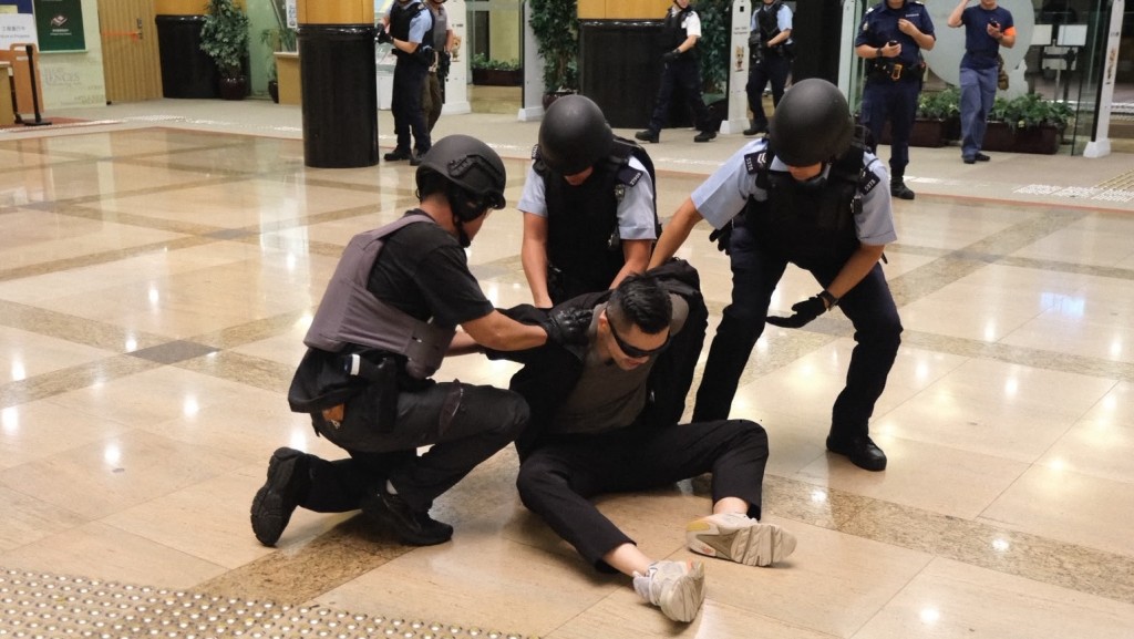港岛总区昨日（24日）于香港中央图书馆举行代号「雄志」的反恐演习。