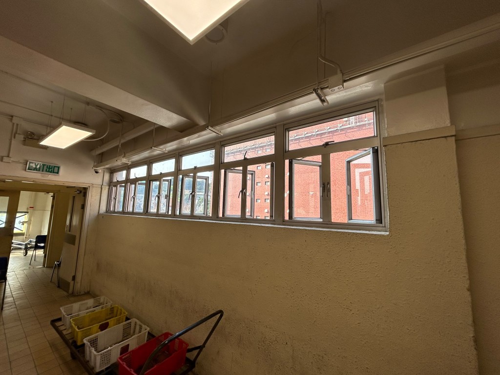 殯儀館部份樓層窗戶盡開加強通風。 殯儀館部份樓層窗戶盡開加強通風。