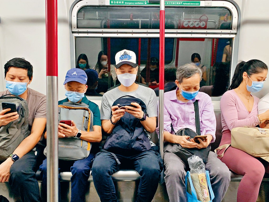 港鐵客已習慣戴口罩乘車。