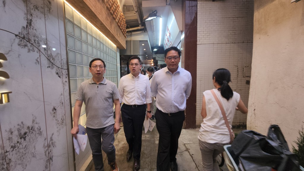 民青局副局長梁宏正今日傍晚到鯉魚門一帶向商戶及居民派發防風傳單。