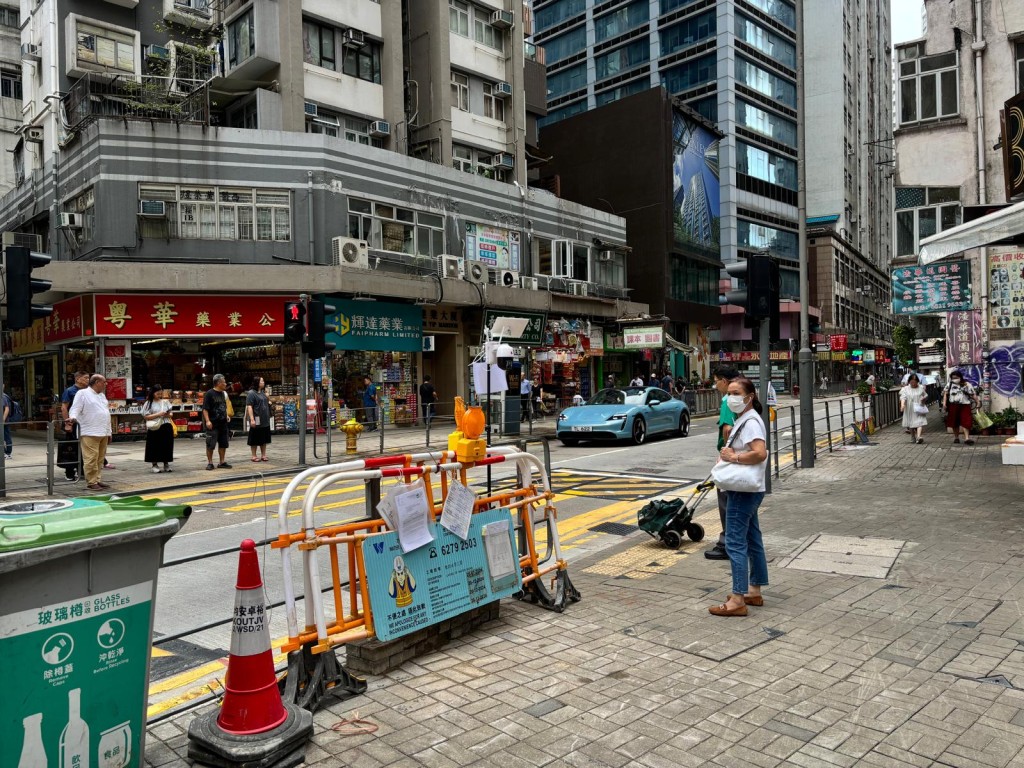 閉路電視上掛有「附近已裝設24小時監察系統」告示,及有小字列出「Kwan On-U-Tech Joint Venture」。 閉路電視上掛有「附近已裝設24小時監察系統」告示,及有小字列出「Kwan On-U-Tech Joint Venture」。