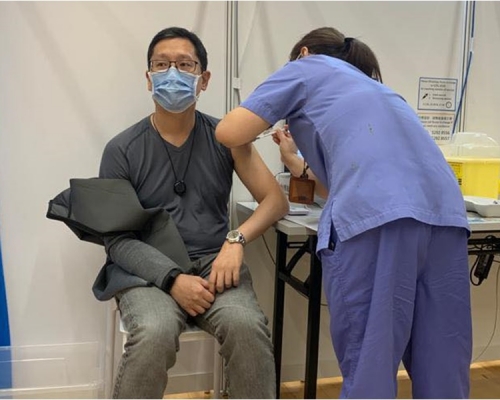 黃傑龍與父親前往接種復必泰疫苗。黃傑龍facebook圖片