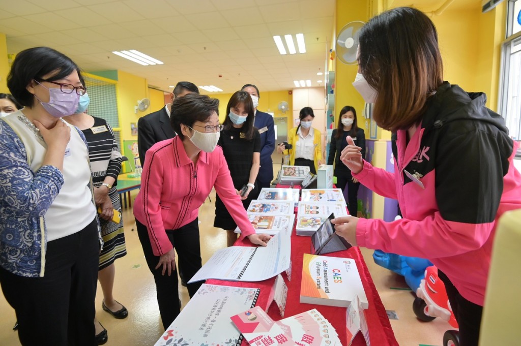 林鄭月娥到訪位保良局梁安琪幼稚園暨幼兒園,了解學校為有特別學習需要的幼童提供的服務。新聞處圖片