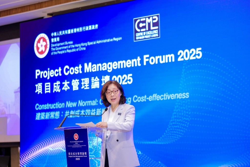 發展局局長甯漢豪於論壇發言,指出政府將以「業主」思維推動前瞻規劃,審慎運用公帑,提升大型基建項目的成本效益。 發展局局長甯漢豪於論壇發言,指出政府將以「業主」思維推動前瞻規劃,審慎運用公帑,提升大型基建項目的成本效益。