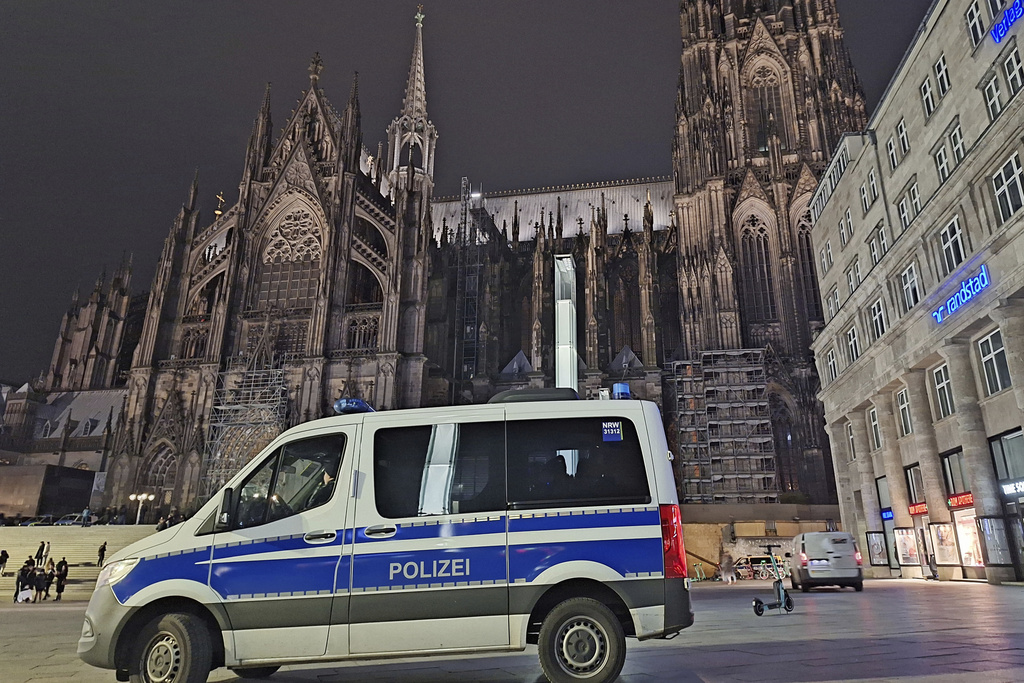 在除夕夜，大约 1,000 名警察在大教堂周围执勤。美联社