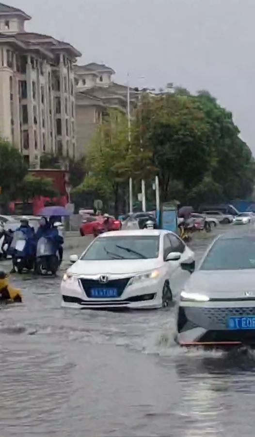 中山連日有暴雨，多處出現嚴重水浸。抖音＠ 坦洲啊成