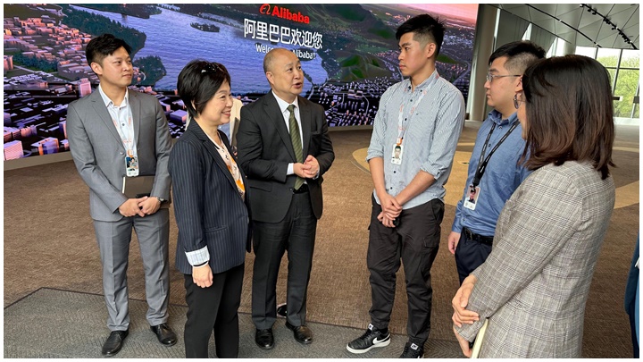 蔡若蓮(左二)繼續浙江行程,今早參觀阿里巴巴西溪園區了解創科發展。政府新聞處圖片