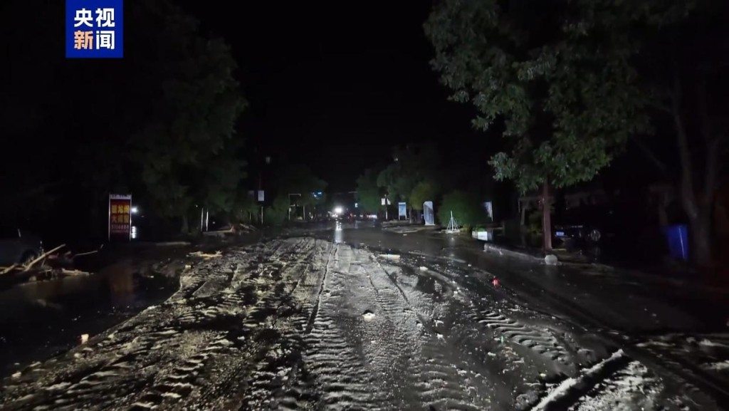淤泥堆積路面。 央視截圖