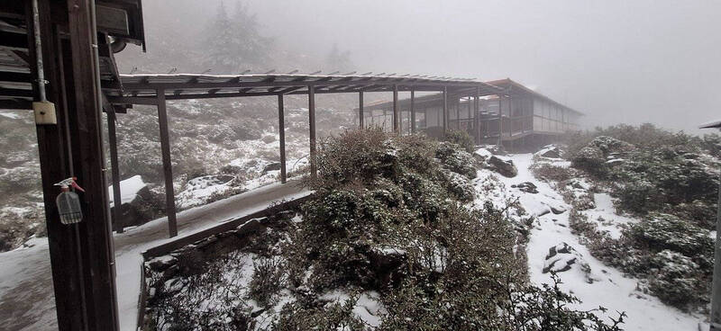 台東嘉明湖山區降雪，出現白色世界美景。熊出沒團隊