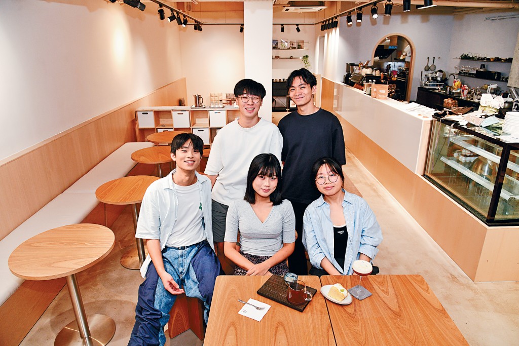 「流白咖啡」由5位中大在學生及畢業生創立。前排左起：翁榮俊、孔羨婷、蘇卓盈；後排左起：蘇卓軒、曾焯暘。