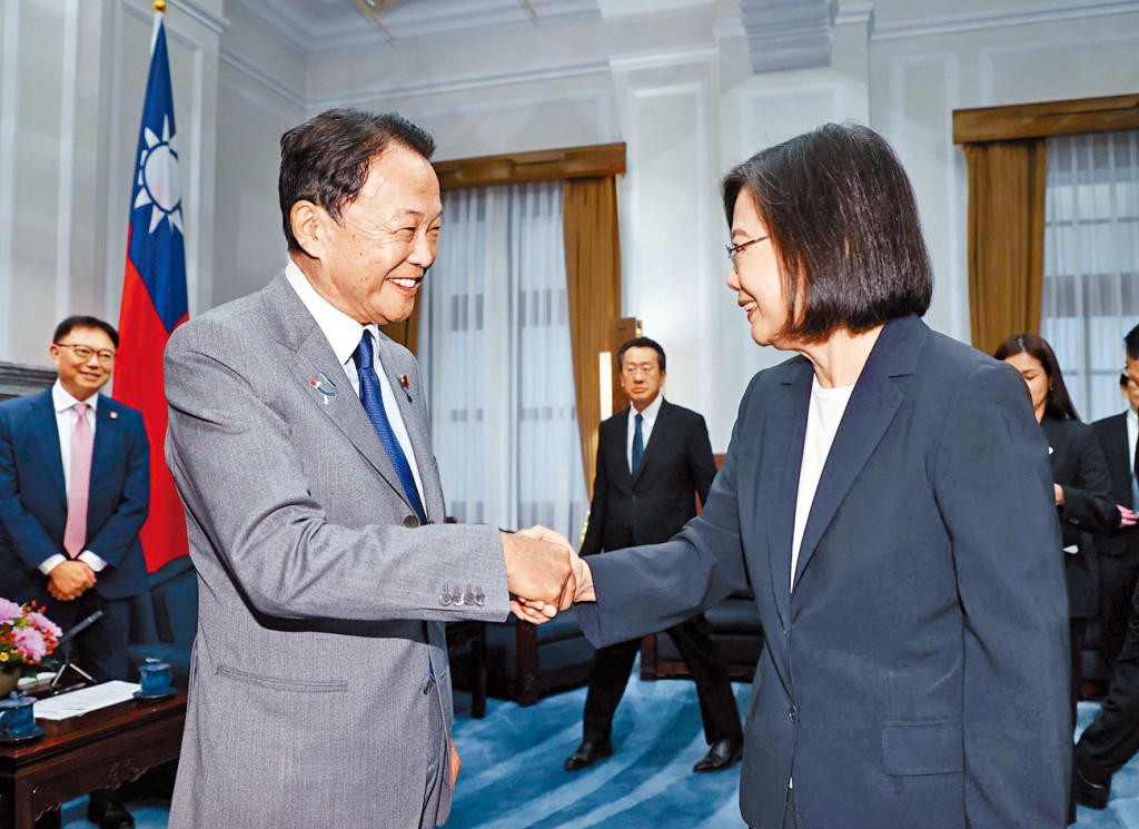 蔡英文前日會見來訪的麻生太郎。