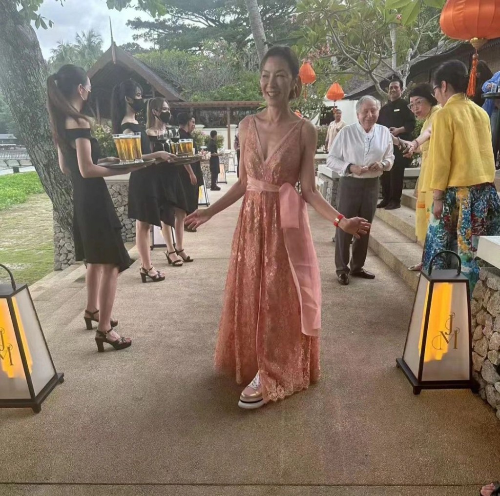 楊紫瓊亦找來好友王陳彩霞為她度身打造的兩套完美嫁衣。