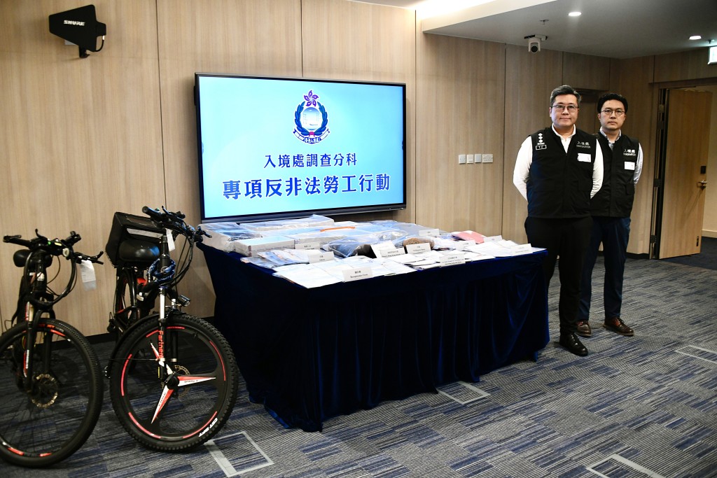 入境處展示有關證物。楊偉亨攝