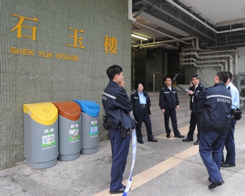 事主懷疑在秦石邨石玉樓一走廊墮下。資料圖片