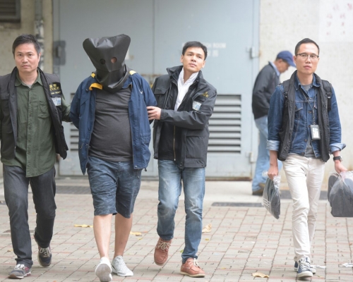 疑犯被押返住所搜證。黃文威攝