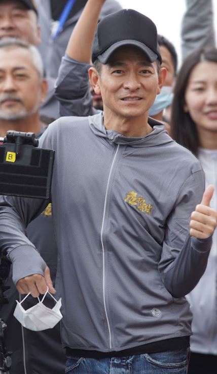 身兼演員及監製。