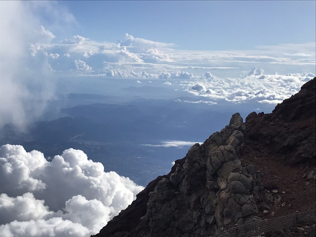 實川欣伸拍下不同面貌的山頂風光。