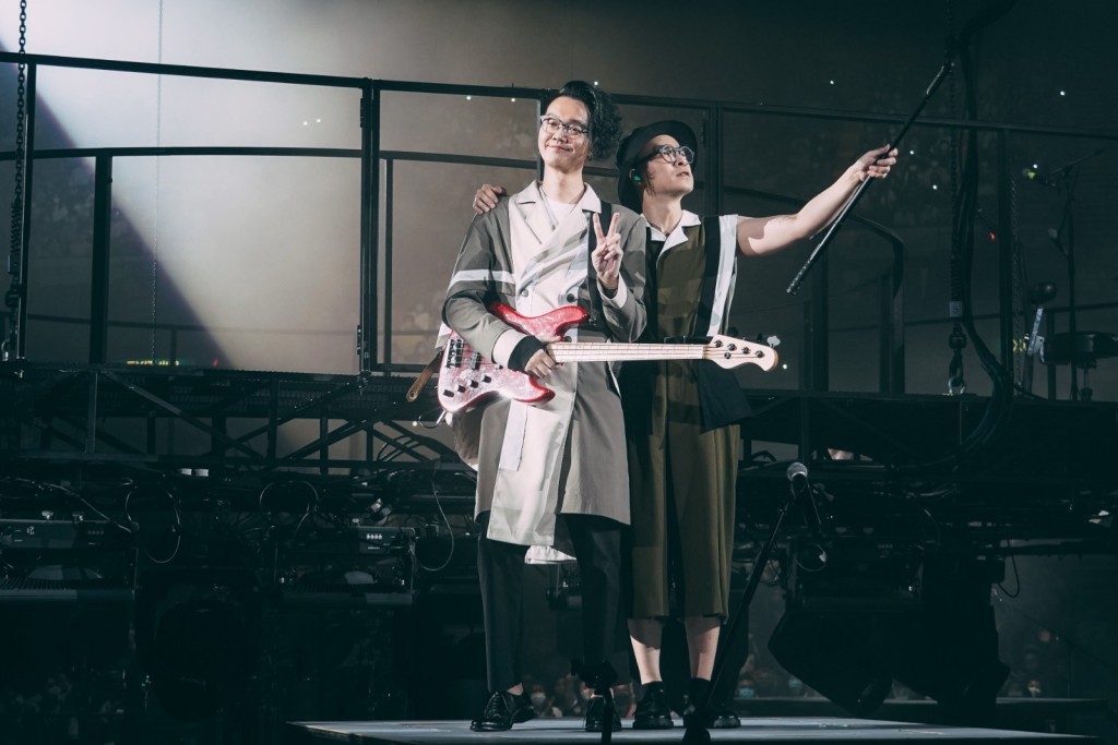 Jackel(左)和Nice在Tim落台換褲時,代他在台上演出。