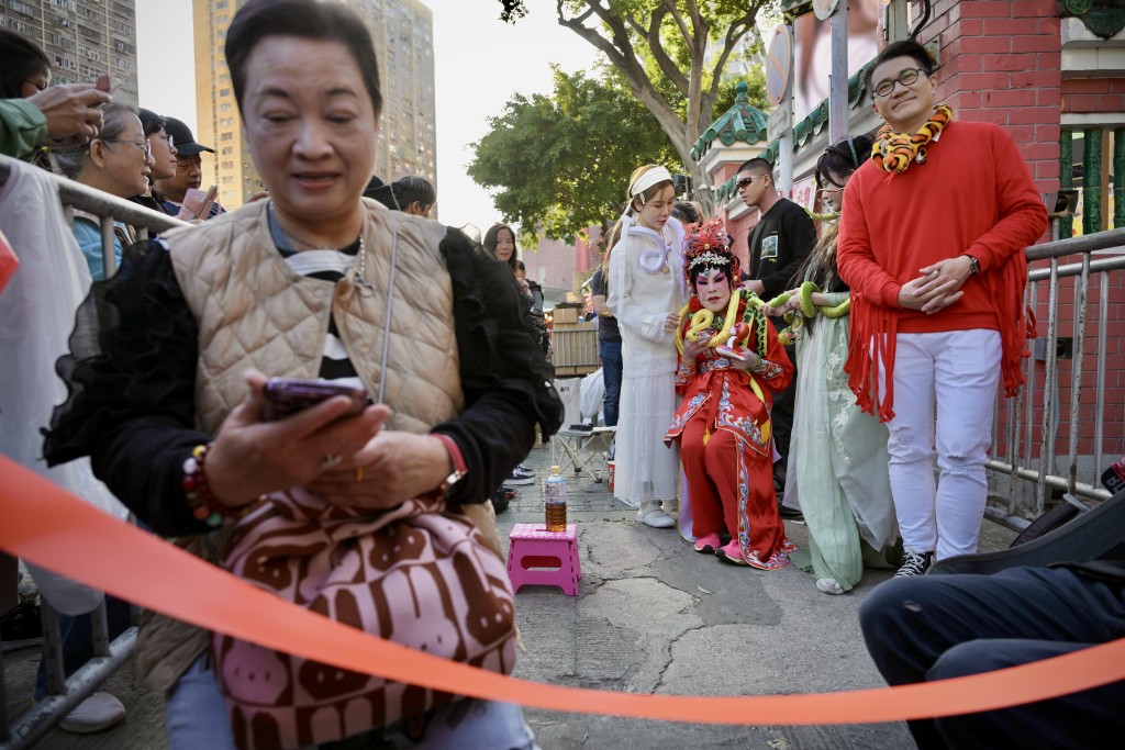 善信在中午時份已到黃大仙祠等候。