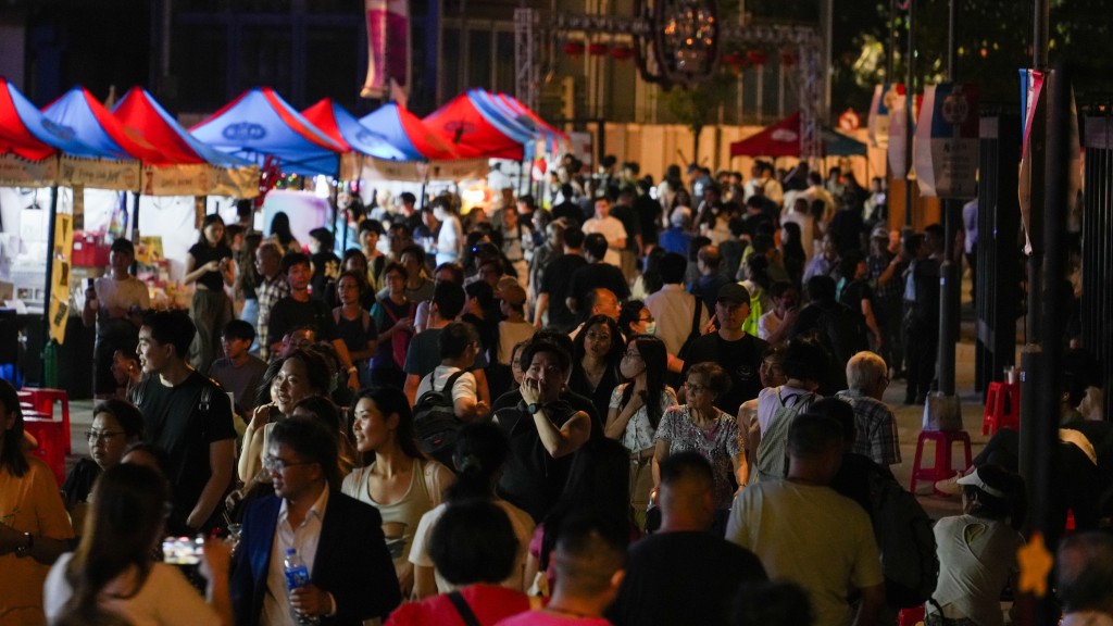 海濱藝遊坊設有80多個攤位，提供各種街頭小吃、當地飲品、音樂、藝術畫廊、體育比賽和許多其他活動。 嘉年華目標是向所有外國遊客推廣香港本地東西方文化。資料圖片
