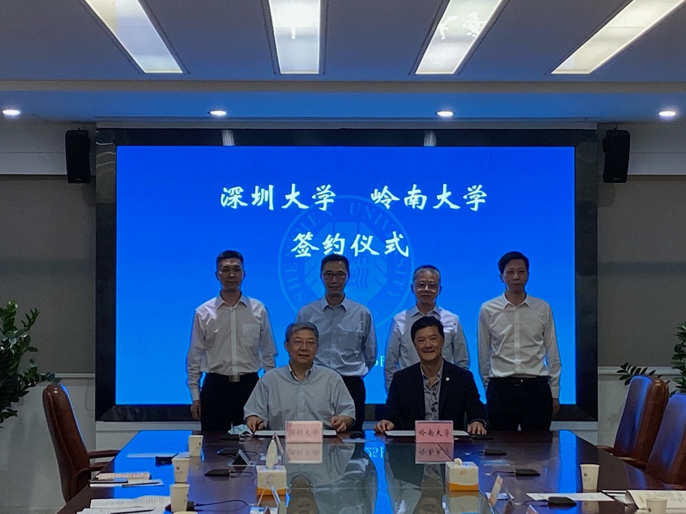 楊潤雄之後出席深圳大學與嶺南大學的一項簽署儀式。政府新聞處圖片