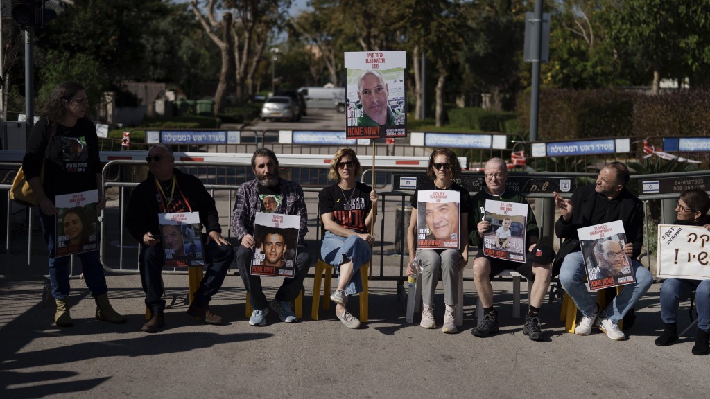 以色列人质家属聚集在内塔尼亚胡私宅外抗议。 美联社