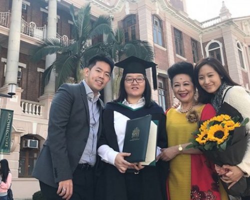 大女石祐珊於社交媒體放上一家人的合照。