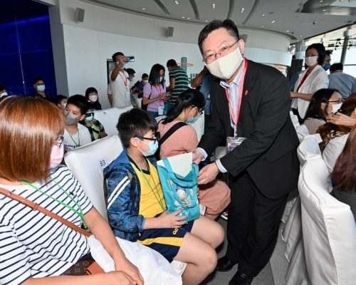 薛永恒與義工,和80位基層小朋友及家長,參觀天際100。創科局facebook圖片