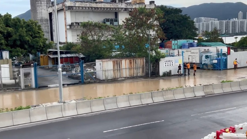 觀塘茶果嶺道近海水抽水站有地底水管爆裂,大量黃泥水湧出。網上片段截圖 觀塘茶果嶺道近海水抽水站有地底水管爆裂,大量黃泥水湧出。網上片段截圖