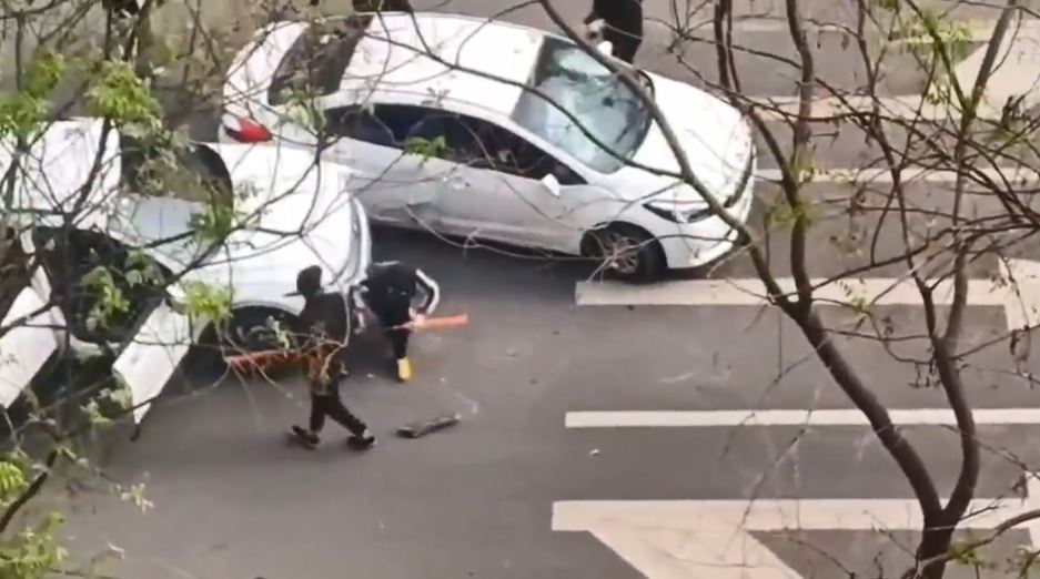 山西临汾多名男子在街上拦停车辆砸车，造成一片混乱。