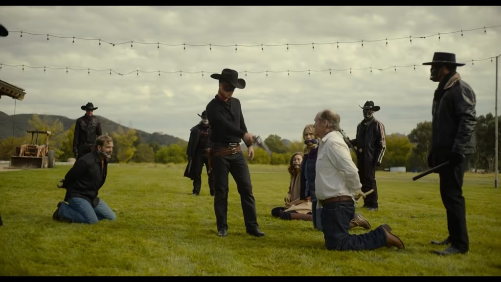 蒙面殺手突襲德州一個有錢人家的牧場。