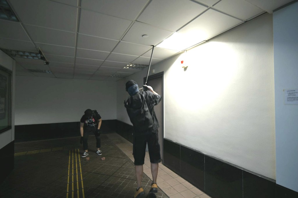 示威者破坏荃湾政府合署设施并纵火。