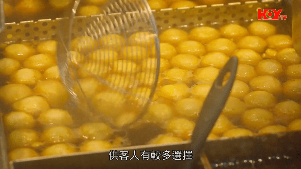 店家更兼賣小食如魚蛋、燒賣。(HOY TV節目《舌尖上的雙餸飯》截圖) 店家更兼賣小食如魚蛋、燒賣。(HOY TV節目《舌尖上的雙餸飯》截圖)