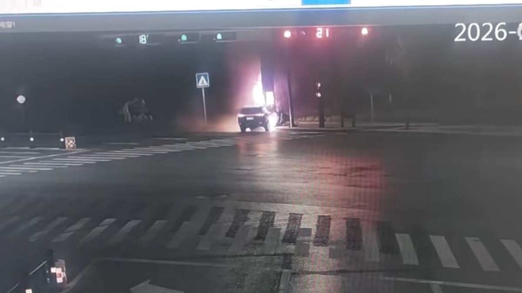 涉事問界M9的司機超速撞柱後，汽車迅速起火燒死司機。