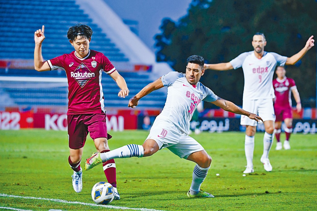 基爾頓（右）積極搶拚，無奈傑志仍不敵神戶勝利船。