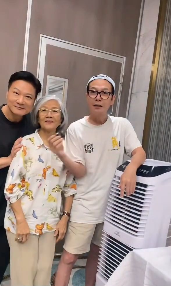 錢小豪與錢嘉樂日前與媽媽慶祝中秋。 錢小豪與錢嘉樂日前與媽媽慶祝中秋。